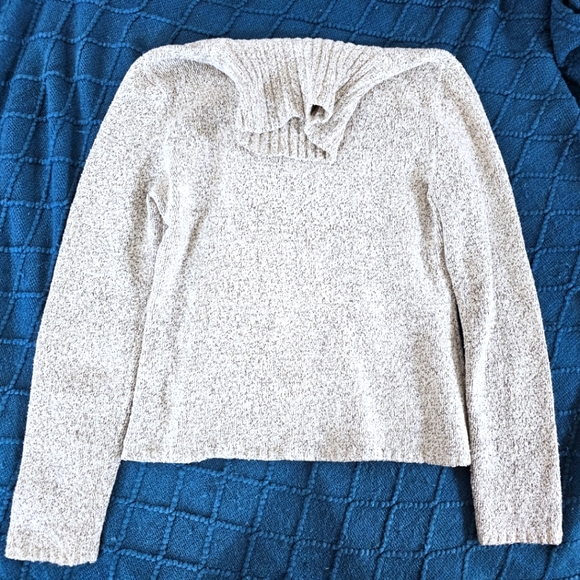 Carolyn Taylor - Long-sleeve White with Black Flecks Turtleneck Sweater - Picture 2 of 4